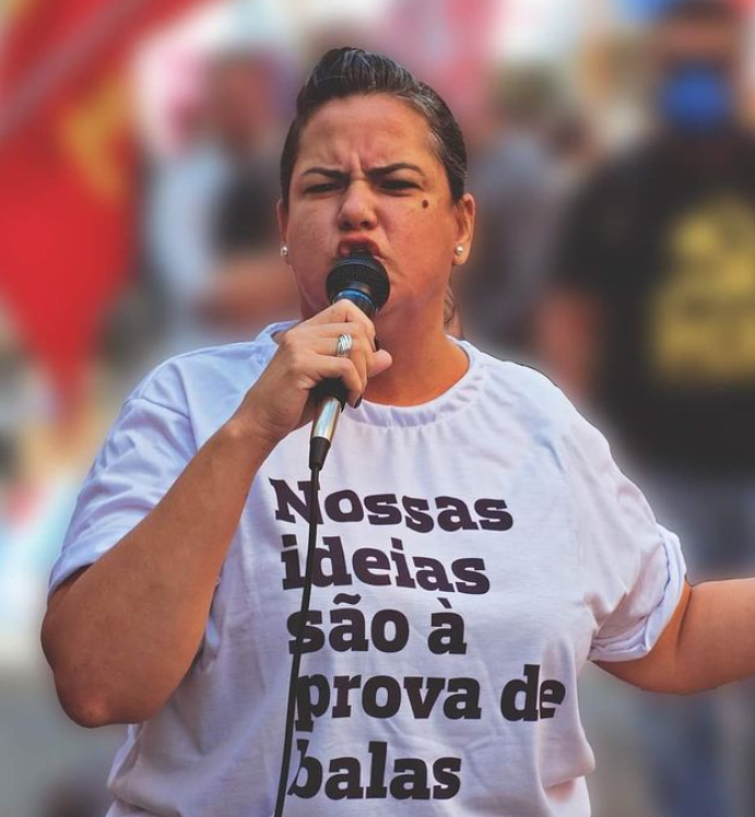 Manu Barros discursando em ato pelos direitos das mulheres